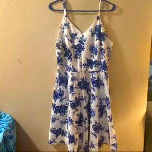 Pretty Blue White Flowery Midi Dress